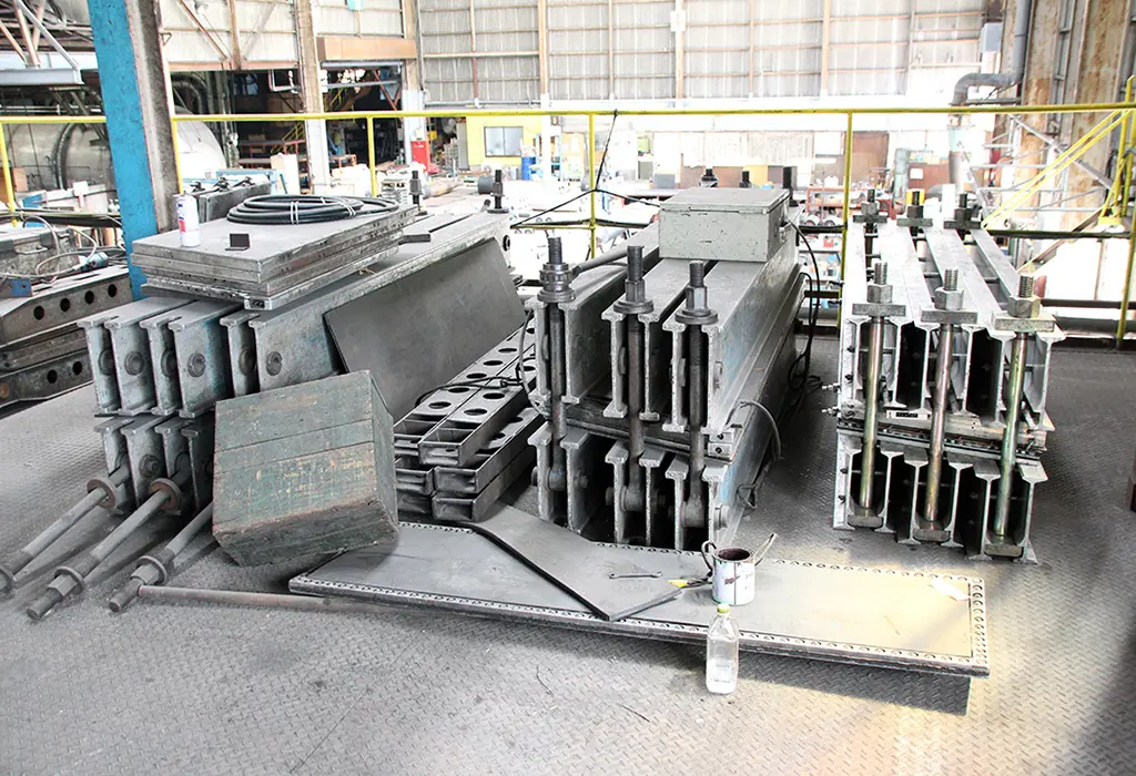 幅広いサイズの加硫用プレス機を自社工場に常時保有